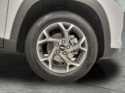 Used 2025 Chevrolet Trax LT w/ LT Convenience Package image 3