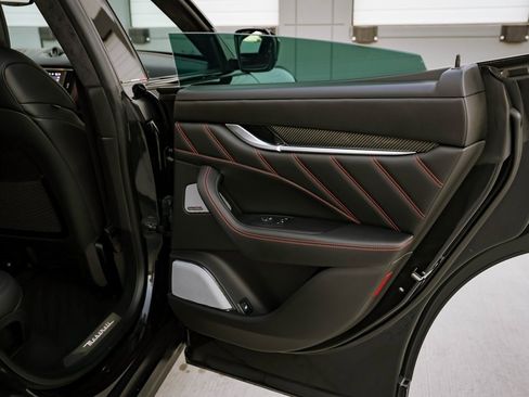 Used 2022 Maserati Levante Trofeo image 27