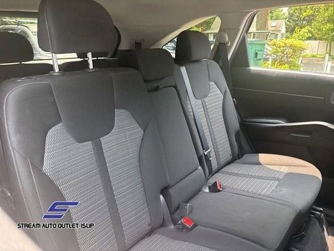 Used 2022 Kia Sorento LX AWD/4WD image 16