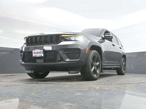 Used 2025 Jeep Grand Cherokee Altitude AWD/4WD image 47