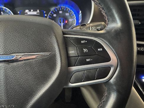 Used 2018 Chrysler Pacifica Touring-L w/ Tire & Wheel Group image 15