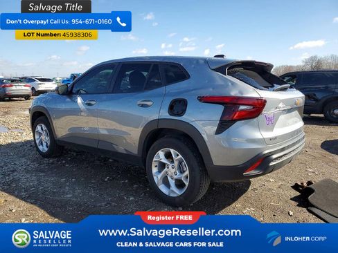 Used 2025 Chevrolet Trax LS w/ LS Convenience Package FWD image 3