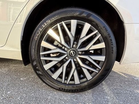 Used 2024 Nissan Altima 2.5 SV image 19