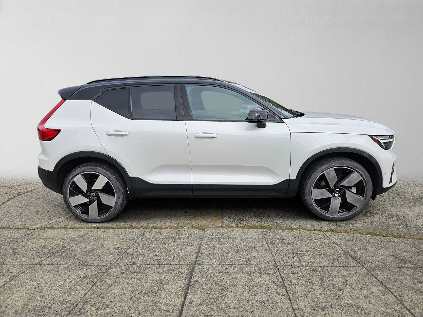 Used 2023 Volvo XC40 Recharge Ultimate AWD/4WD image 2