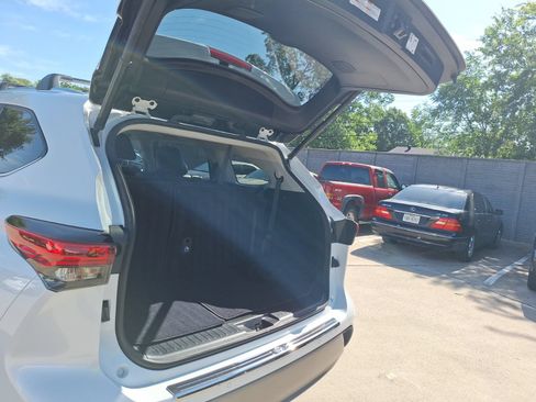 Used 2023 Toyota Highlander Platinum FWD image 36