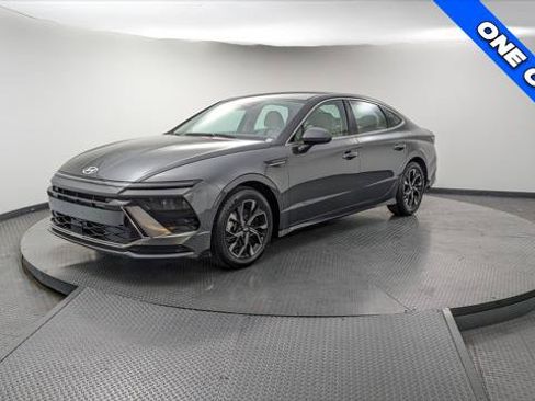 Used 2025 Hyundai Sonata SEL FWD image 2