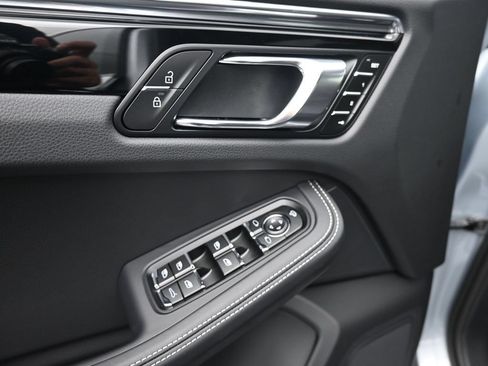 Certified 2025 Porsche Macan Turbo AWD/4WD image 9