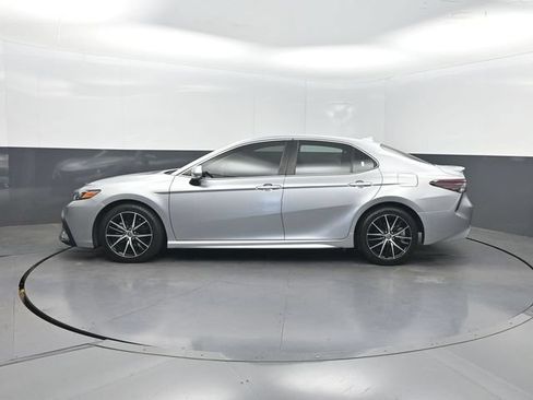 Used 2022 Toyota Camry SE FWD image 3