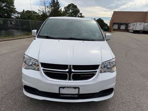 Used 2016 Dodge Grand Caravan SE FWD image 2