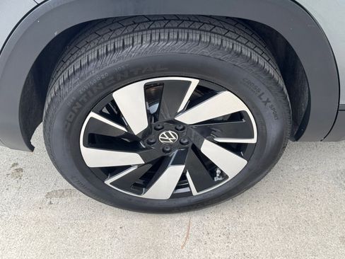 Used 2025 Volkswagen Atlas Cross Sport SE image 30