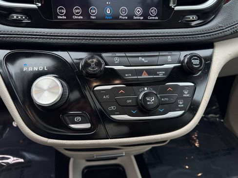Used 2020 Chrysler Pacifica Limited FWD image 30