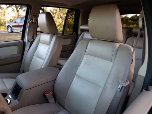 Used 2010 Ford Explorer XLT image 6