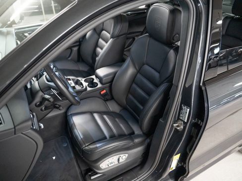 Certified 2026 Porsche Macan AWD/4WD image 5