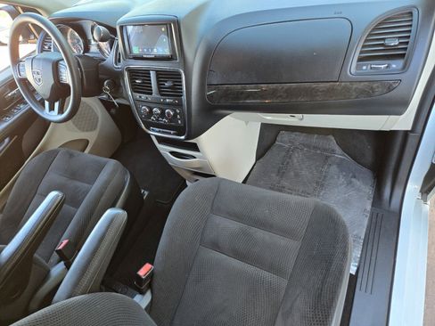 Used 2019 Dodge Grand Caravan SE w/ UConnect Hands-Free Group image 13