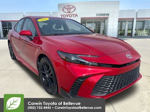 Used 2025 Toyota Camry SE FWD image 1