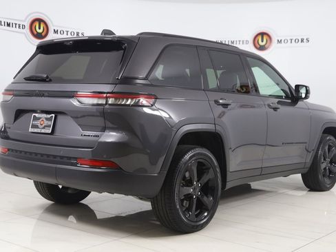 Used 2024 Jeep Grand Cherokee Limited w/ Luxury Tech Group II image 3