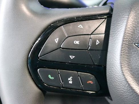 Used 2023 Chrysler Pacifica Touring FWD image 15