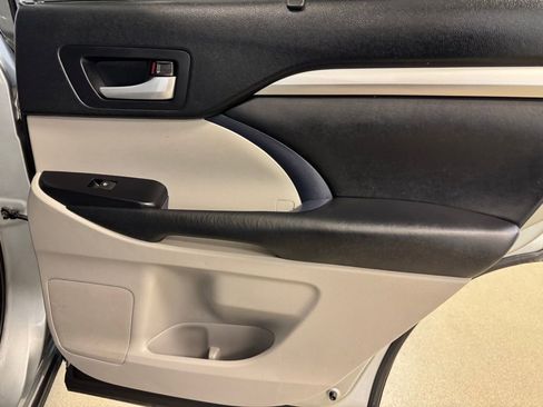 Used 2019 Toyota Highlander XLE FWD image 25