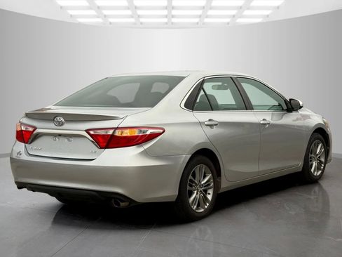 Used 2017 Toyota Camry SE image 3