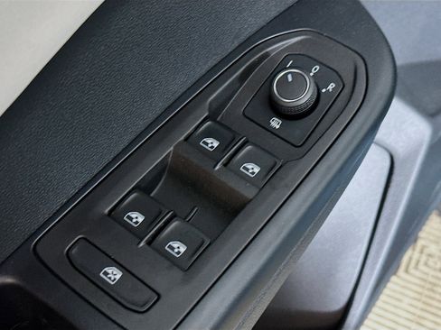 New 2025 Volkswagen Taos SE w/ Panoramic Sunroof Package image 17