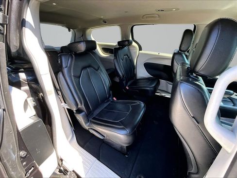 Used 2023 Chrysler Pacifica Touring-L FWD image 28
