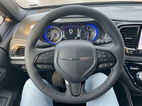 Used 2025 Chrysler Pacifica Limited FWD image 26
