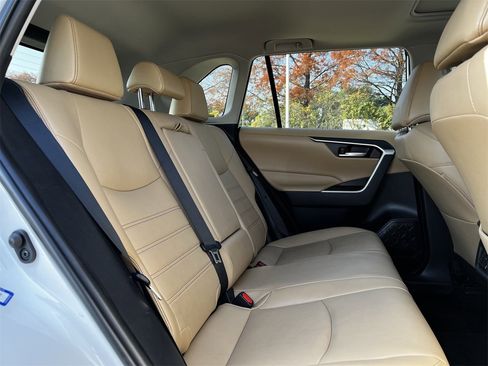 Used 2023 Toyota RAV4 XLE Premium image 28