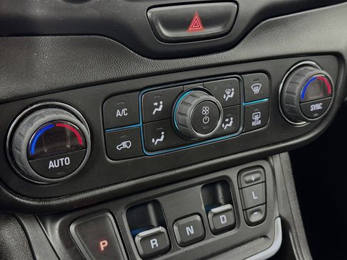 Used 2018 GMC Terrain SLT w/ Preferred Package image 16