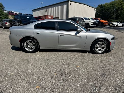 Used 2022 Dodge Charger SXT w/ Leather Interior Group RWD image 6
