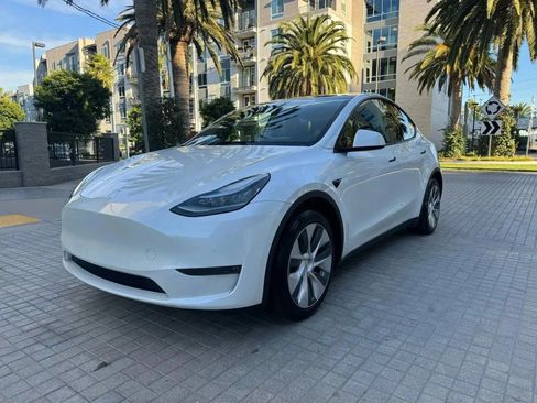 Used 2022 Tesla Model Y Long Range AWD/4WD image 2