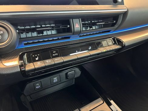 Used 2025 Toyota Prius XLE FWD image 21