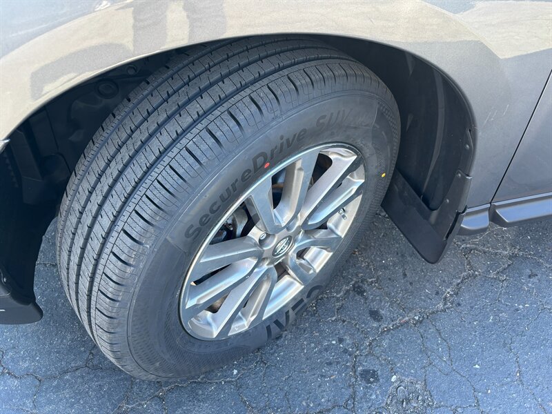 Used 2015 Nissan Pathfinder SV w/ Trailer Tow Package FWD image 16
