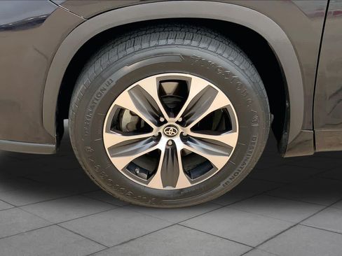 Used 2021 Toyota Highlander XLE FWD image 11