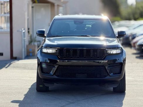 Used 2023 Jeep Grand Cherokee Altitude AWD/4WD image 3