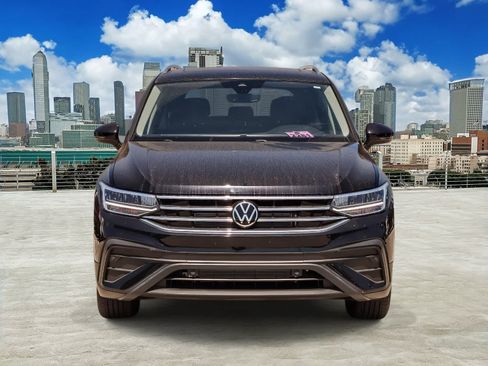 Used 2023 Volkswagen Tiguan SE w/ Panoramic Sunroof Package FWD image 2