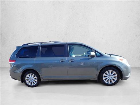 Used 2013 Toyota Sienna LE w/ Towing Pkg AWD/4WD image 4