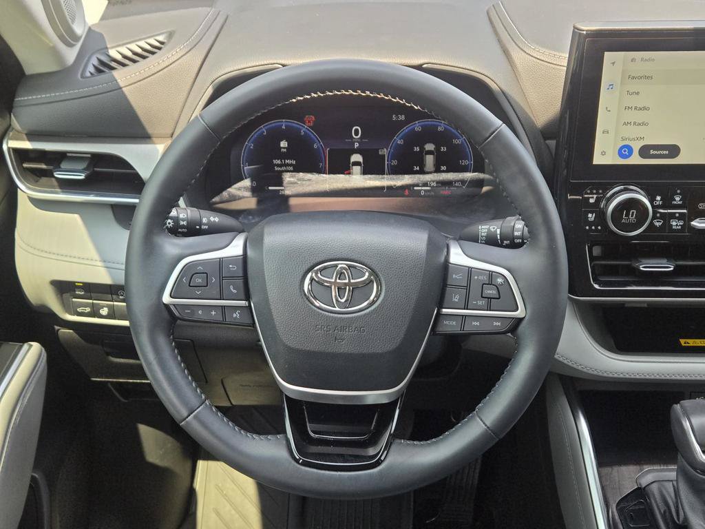 Used 2023 Toyota Highlander Limited FWD image 22