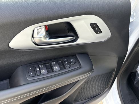 Certified 2025 Chrysler Pacifica Limited FWD image 16