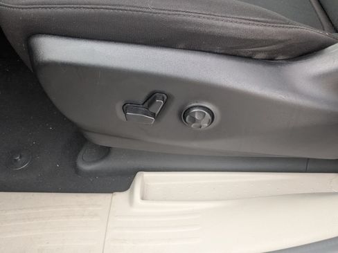 Used 2023 Chrysler Voyager LX FWD image 13