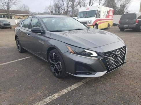 New 2025 Nissan Altima 2.5 SR image 8