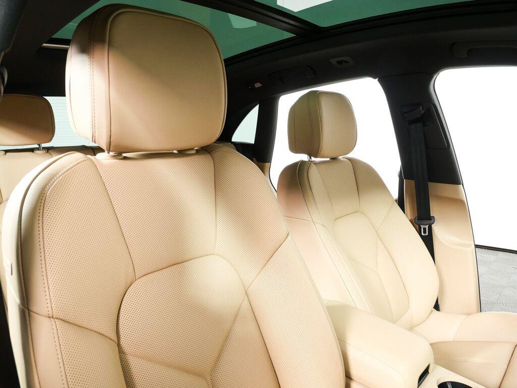 Certified 2026 Porsche Macan AWD/4WD image 22