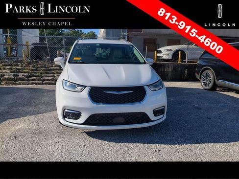 Used 2021 Chrysler Pacifica Touring-L w/ Uconnect Theater Family Group FWD image 6