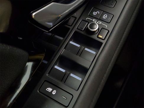 Used 2020 Land Rover Range Rover Evoque SE image 17