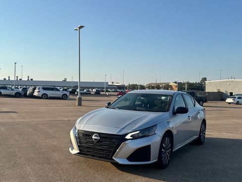 Certified 2025 Nissan Altima 2.5 SV FWD image 8