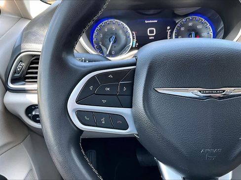 Used 2022 Chrysler Pacifica Touring-L FWD image 23