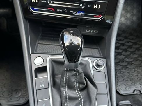 Used 2025 Volkswagen Jetta SE image 14