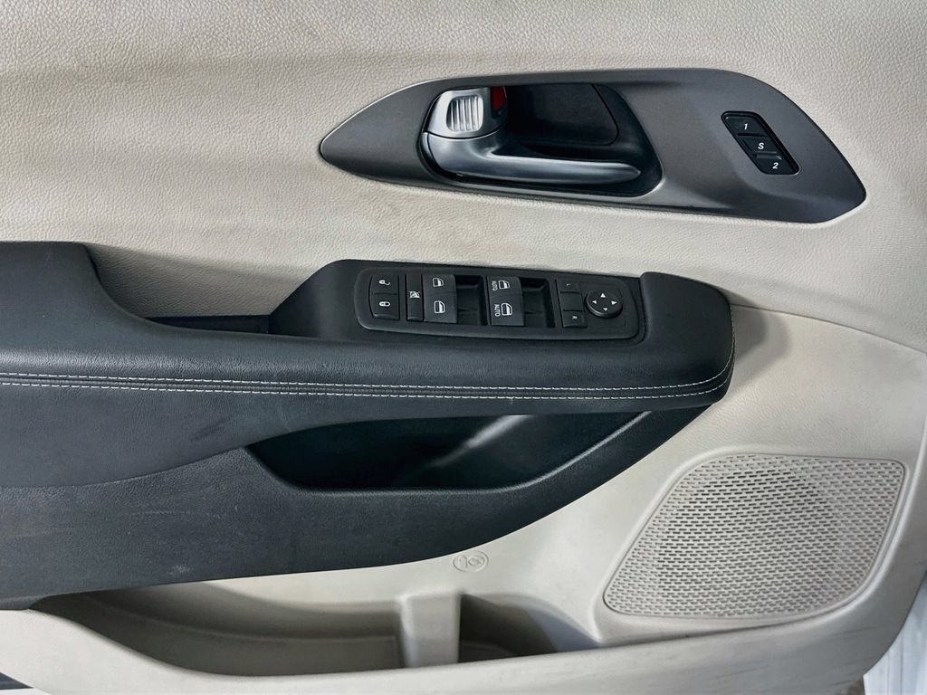 Used 2023 Chrysler Pacifica Touring-L FWD image 23