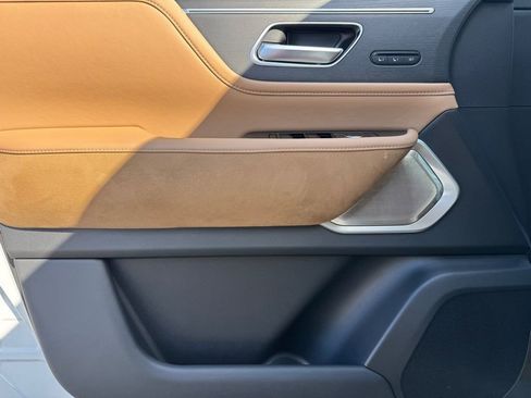 Used 2025 INFINITI QX80 Sensory image 11