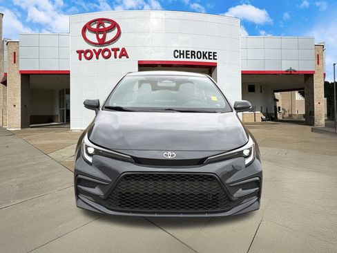 Used 2025 Toyota Corolla SE image 2