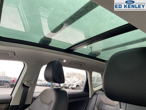 Used 2023 Volkswagen Taos SEL image 5